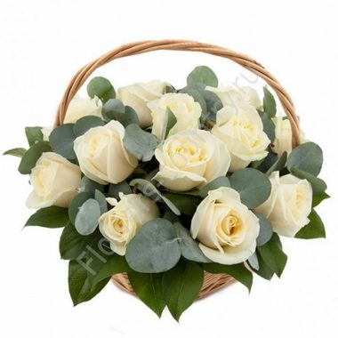 Букет из 13 роз в корзине купить с доставкой по Москве