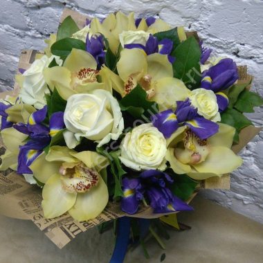 Букет из роз, орхидей и ирисов купить с доставкой по Москве