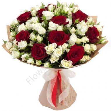 Букет из красной и белой кустовой розы в крафте купить с доставкой по Москве