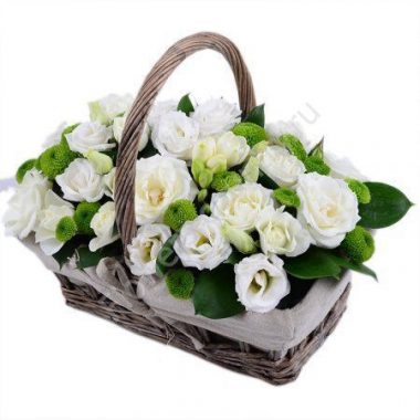 Букет из хризантемы, фрезии и эустомы в корзине купить с доставкой по Москве