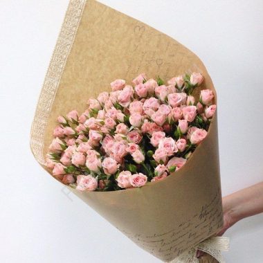 Букет из 9 кустовых роз купить с доставкой по Москве