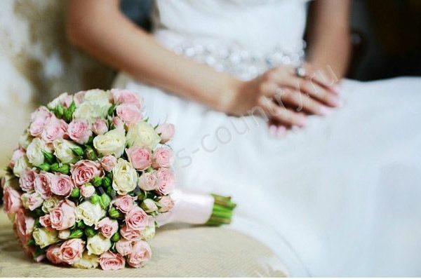 Свадебный букет из 31 кустовой розы купить с доставкой по Москве