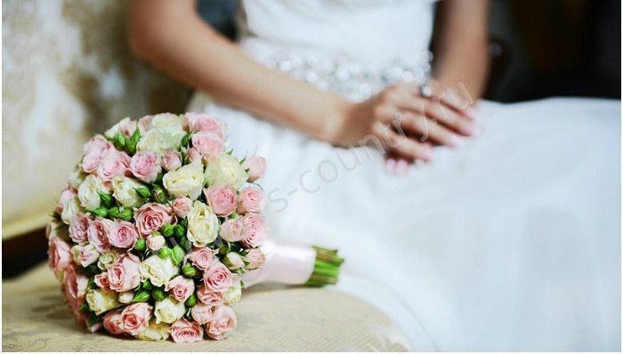 Свадебный букет из 31 кустовой розы купить с доставкой по Москве