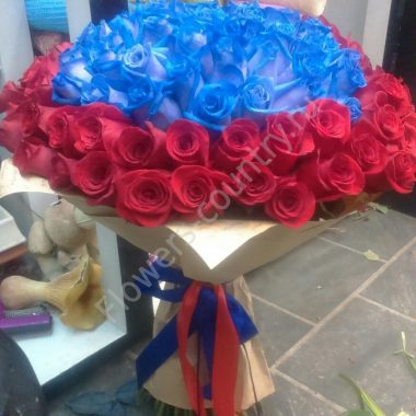Букет из синих и красных роз купить с доставкой по Москве