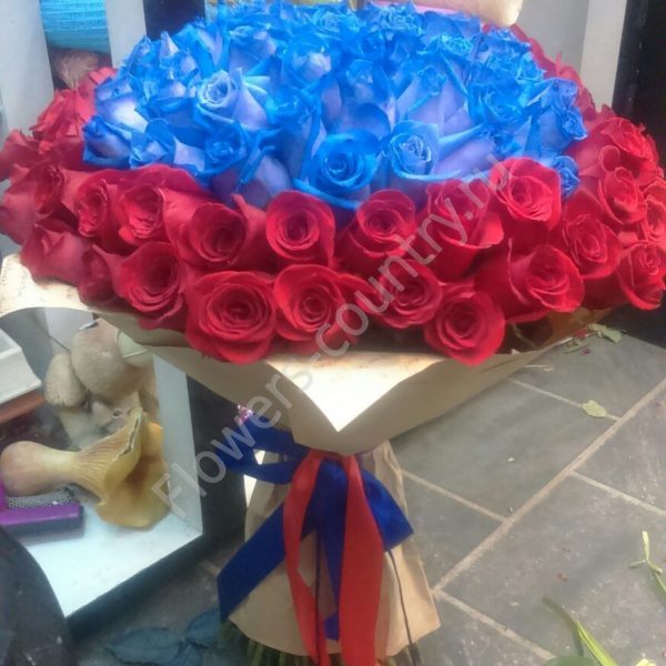 Букет из синих и красных роз купить с доставкой по Москве