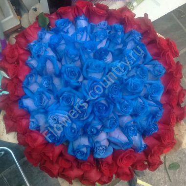 Букет из синих и красных роз