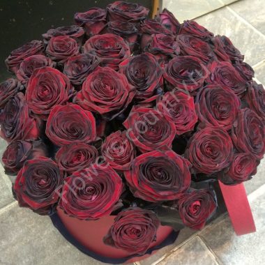 Букет черных роз в шляпной коробке