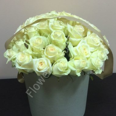 Букет белых роз в шляпной коробке