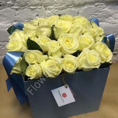 Букет белых роз в квадратной коробке