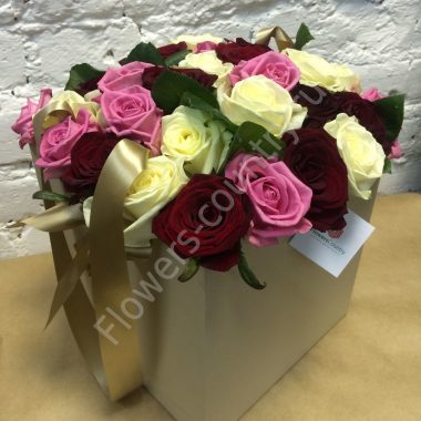Букет разноцветных роз в квадратной коробке