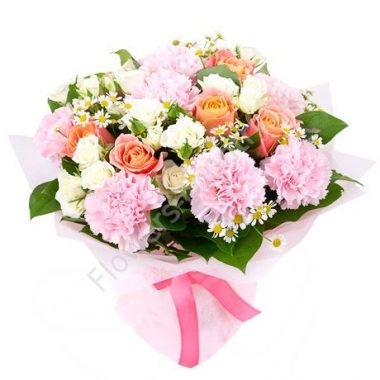 Букет из красивых цветов (гвоздики и кустовой розы) купить с доставкой по Москве