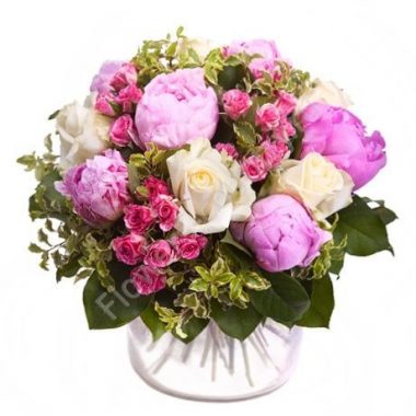 Букет из красивых цветов (роз и пионов) купить с доставкой по Москве