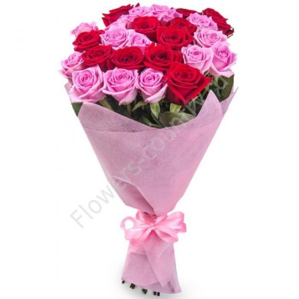 Букет из 25 розовых и красных роз купить с доставкой по Москве