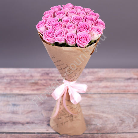 Букет из 25 розовых роз в бумаге купить с доставкой по Москве