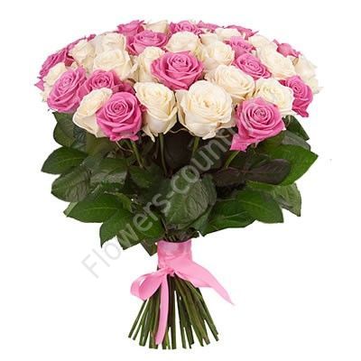 Букет из розовых и белых роз купить с доставкой по Москве