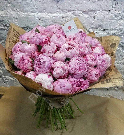 Букет из 55 розовых пионов купить с доставкой по Москве