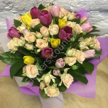 Букет из кустовых роз и разноцветных тюльпанов купить с доставкой по Москве
