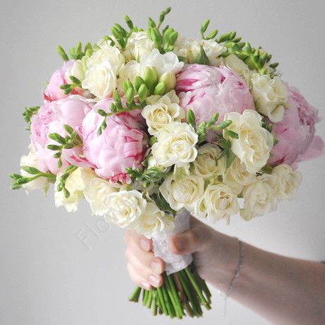 Букет невесты с пионами и розами купить с доставкой по Москве