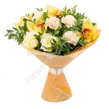 Букет из красивых цветов (гвоздика и роза) купить с доставкой по Москве
