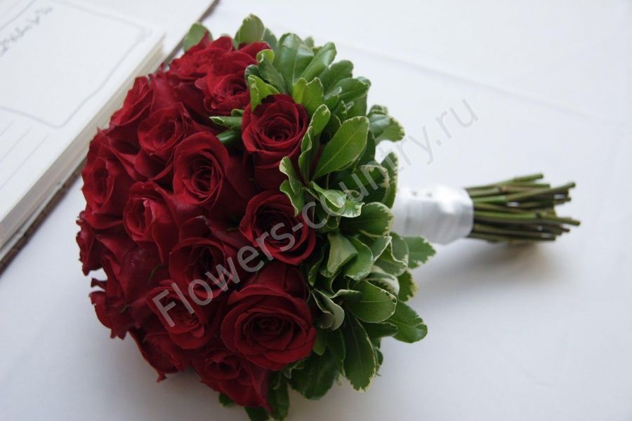 Букет невесты из красных роз купить с доставкой по Москве