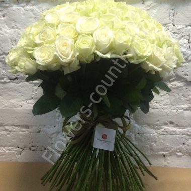 Букет из 75 белых роз купить с доставкой по Москве