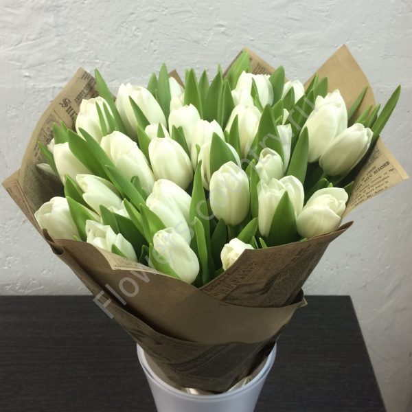 Букет из 31 белого тюльпана купить с доставкой по Москве
