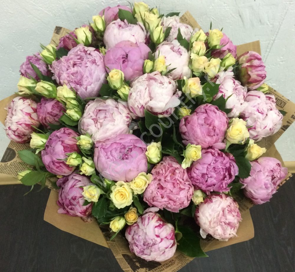 Букет из розовых пионов и кустовых роз купить с доставкой по Москве