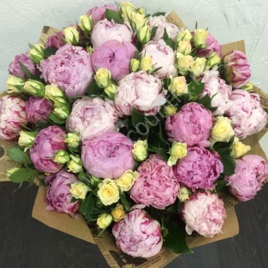 Букет из розовых пионов и кустовых роз купить с доставкой по Москве