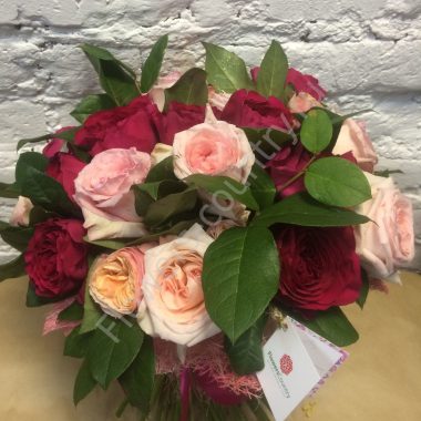Букет из разноцветных пионовидных роз купить с доставкой по Москве