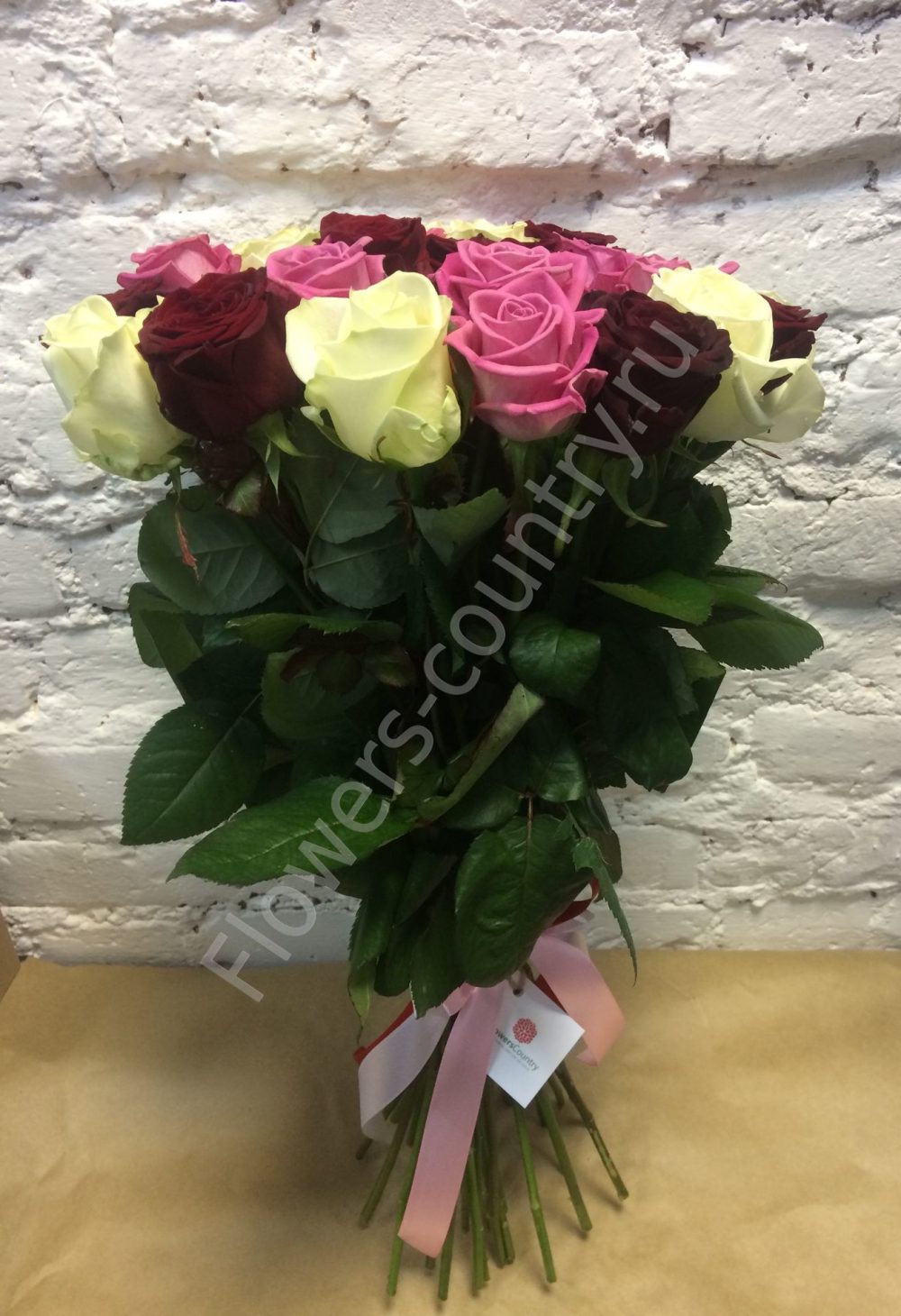 Букет из кремовой, красной и розовой розы купить с доставкой по Москве