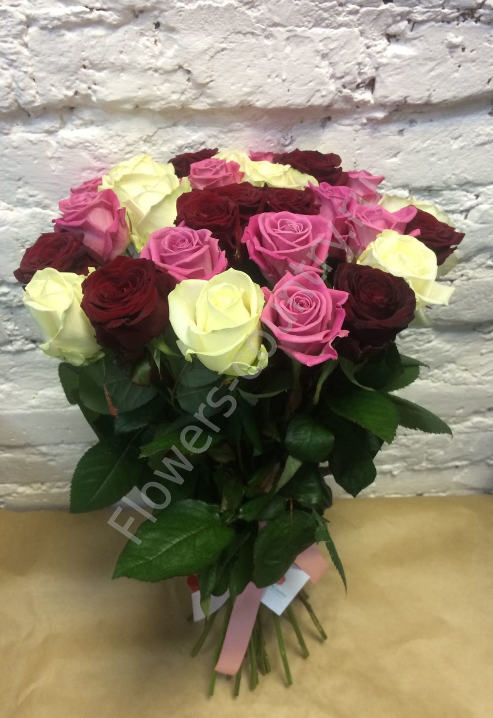 Букет из бордовой, кремовой и розовой розы купить с доставкой по Москве