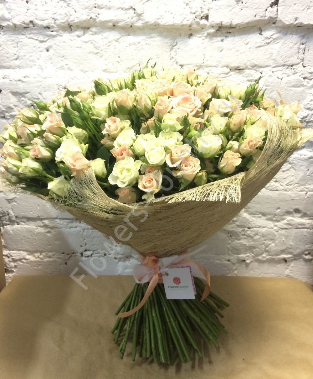 Букет из 101 нежной кустовой розы купить с доставкой по Москве