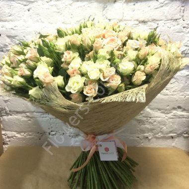 Букет из 101 нежной кустовой розы купить с доставкой по Москве
