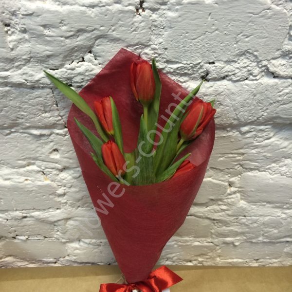 Букет из 5 красных тюльпанов купить с доставкой по Москве