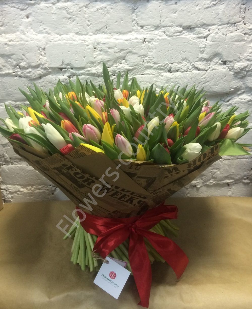 Букет из разноцветных тюльпанов «Весенняя поляна» купить с доставкой по Москве