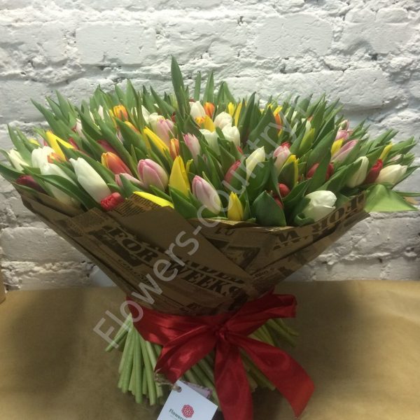 Большой букет из разноцветных тюльпанов «Весенняя поляна» купить с доставкой по Москве