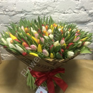 Букет из разноцветных тюльпанов «Весенняя поляна»
