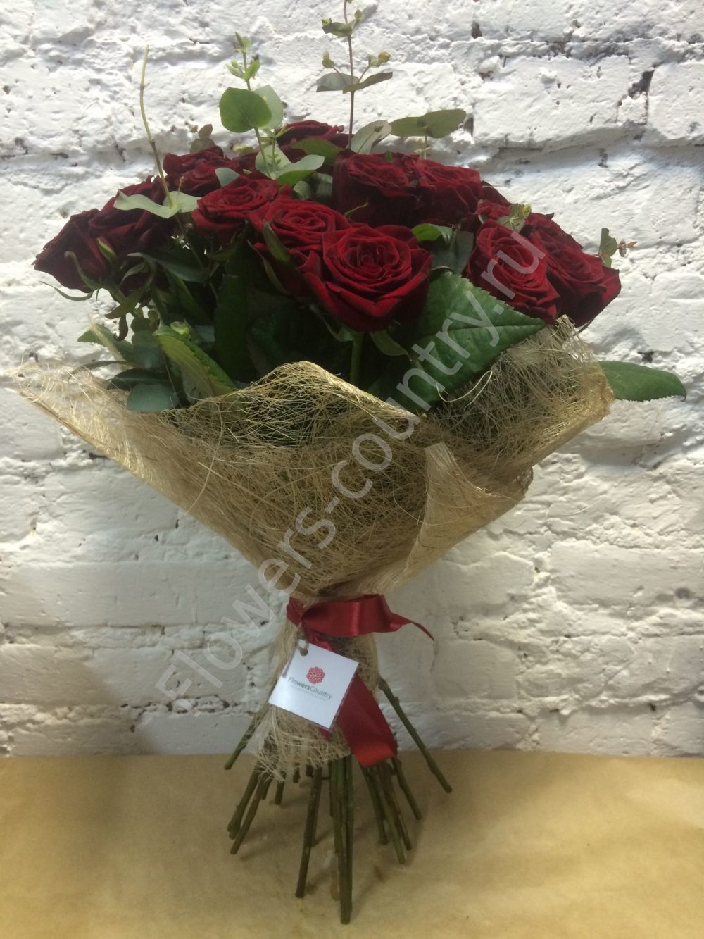 Букет из 25 бордовых роз купить с доставкой по Москве