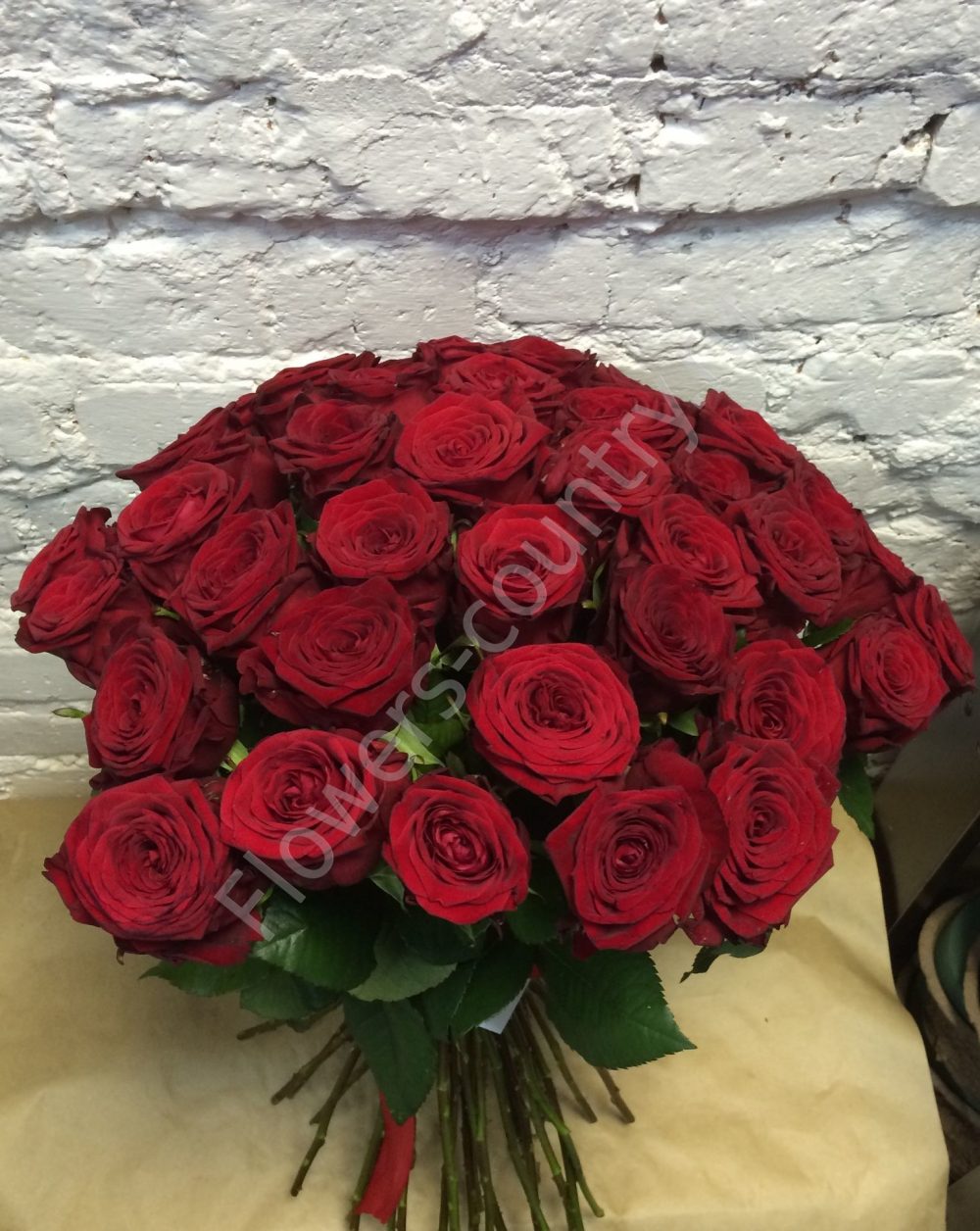 Букет из 35 бордовых роз купить с доставкой по Москве