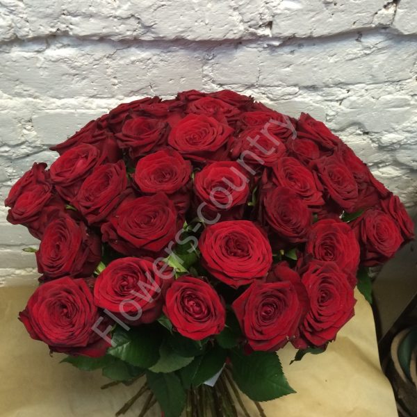 Букет из 35 бордовых роз купить с доставкой по Москве
