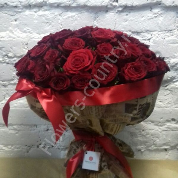 Букет из 51 бордовой розы купить с доставкой по Москве