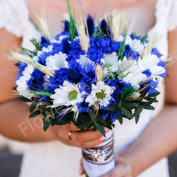 Букет невесты из васильков и хризантемы купить с доставкой по Москве