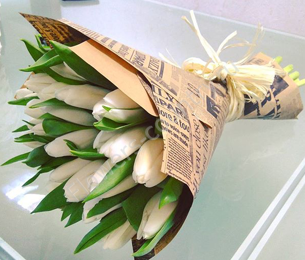 Букет из 25 белых тюльпанов в крафте купить с доставкой по Москве