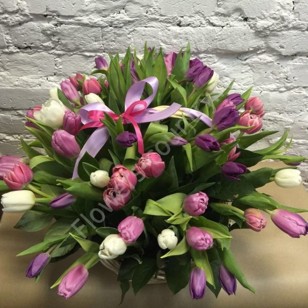 Букет из 51 тюльпана разноцветного в корзине купить с доставкой по Москве