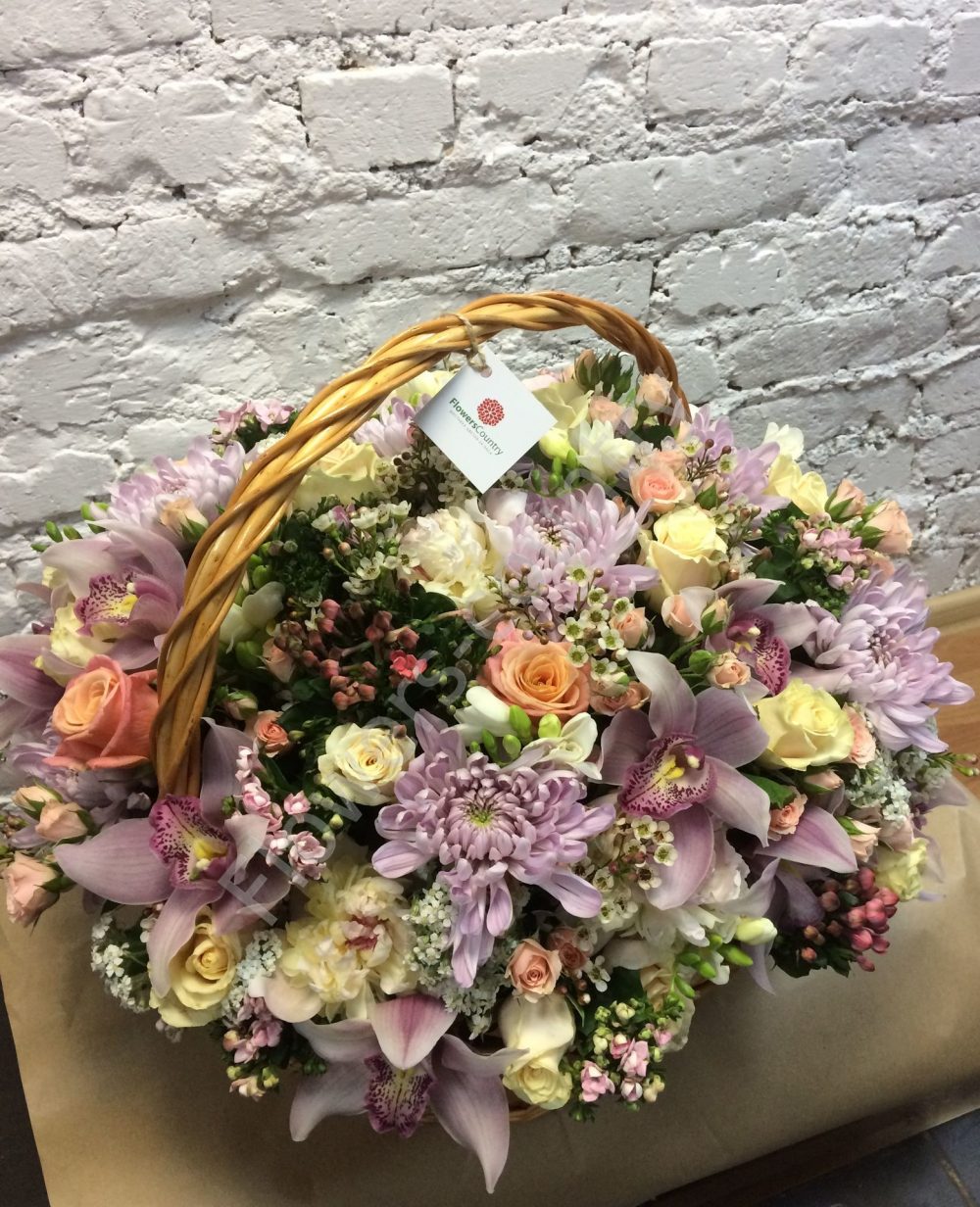 Букет из роз, орхидей и хризантем в корзине купить с доставкой по Москве
