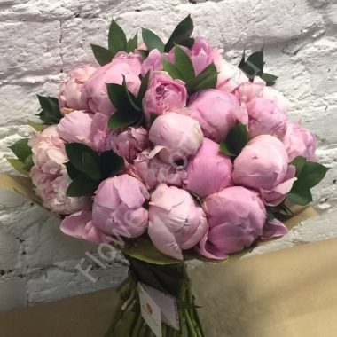 Букет из 35 розовых пионов купить с доставкой по Москве