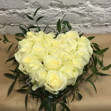 Букет из белых роз в форме сердца