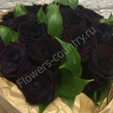 Букет из 19 черных роз в бумаге крафт
