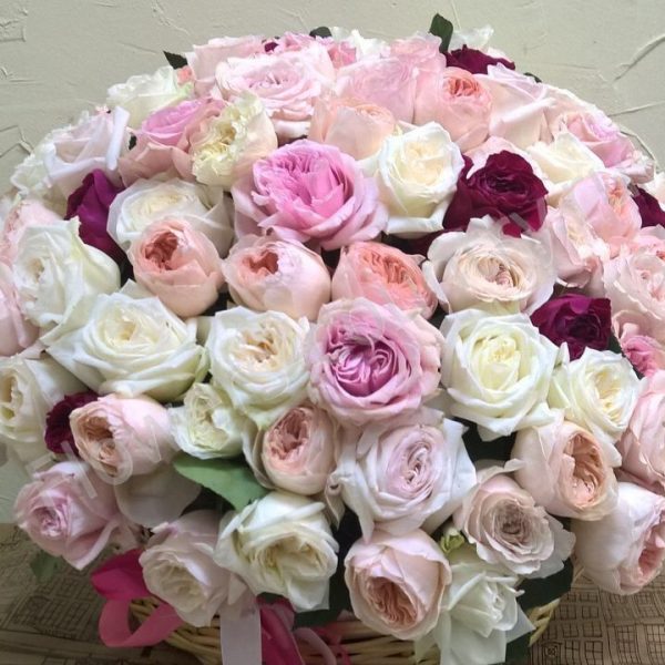 Корзина из разноцветных пионовидных роз купить с доставкой по Москве
