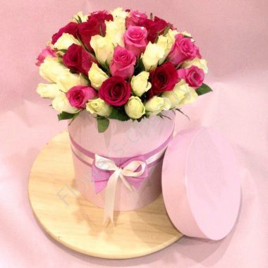Коробка с белой, розовой и бордовой розой Кения купить с доставкой по Москве